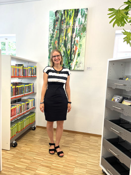 Bianka steht vor ihrem Bild Dream.Do.Repeat