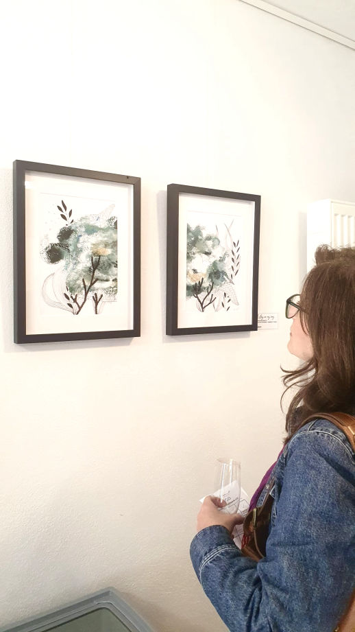 Frau schaut Biankas Bild "Schildkröte" an