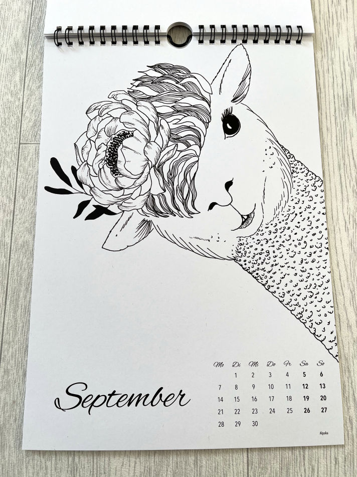 September - Alpaka mit Blume auf dem Kopf