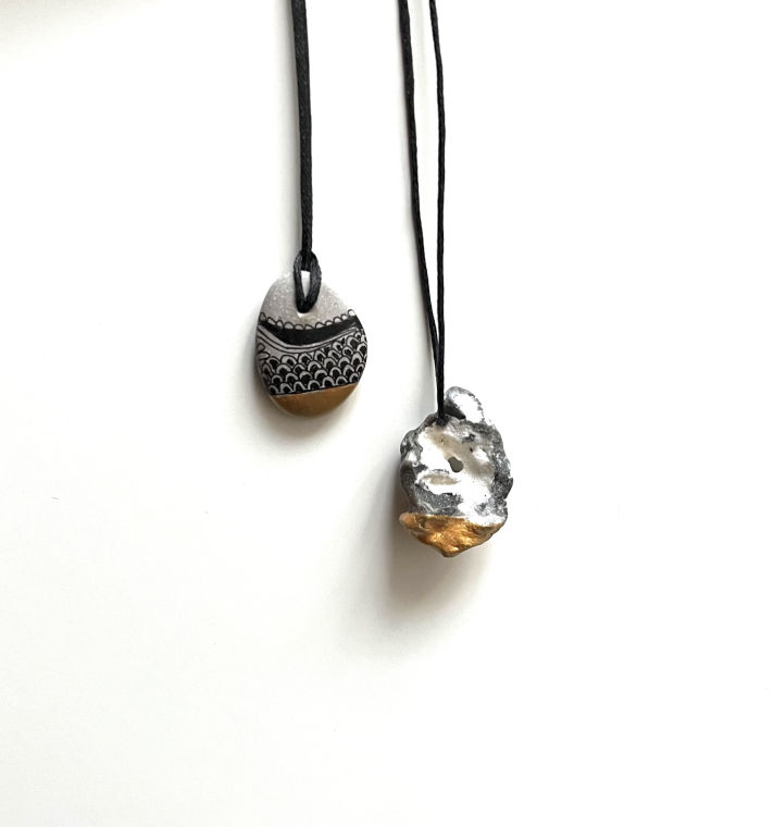 Ketten mit intuitiv bemalten Steinanhängern